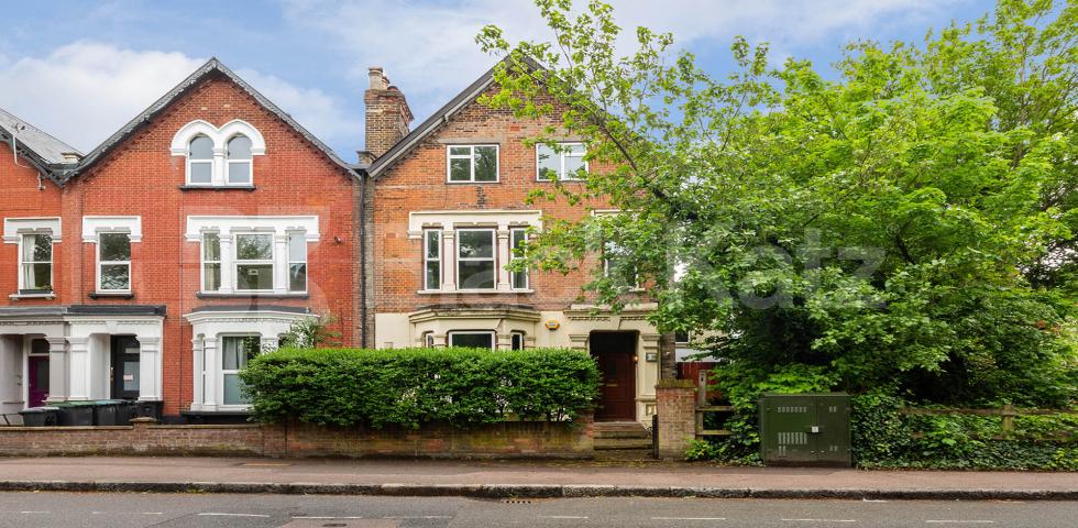 Located close to Finsbury Park station with easy access to central London Tollington Park, Finsbury Park